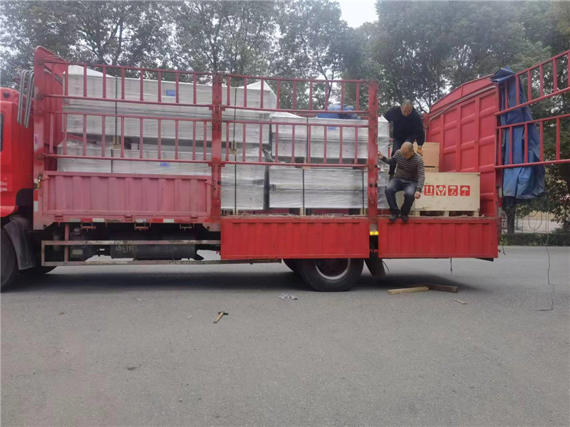 華礦集團(tuán)一批硫化機發(fā)往河南